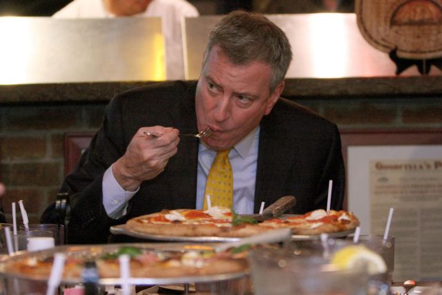 Όταν ο δήμαρχος τρώει πίτσα με πηρούνι, αυτό βγαίνει σε δημοπρασία